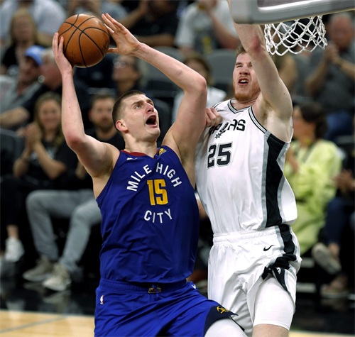 篮球——NBA季后赛:马刺胜掘金