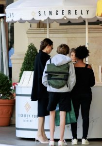 ​安吉丽娜朱莉太优雅，带女儿出街美得像画，女儿希洛又酷又美