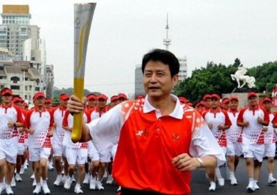 ​67岁陈忠和退隐后首次现身：二婚迎娶前女排选手，今携妻平淡归家