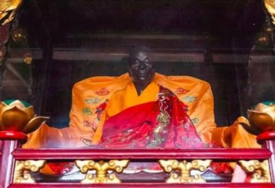 ​佛教禅宗六祖惠能肉身千年不腐，如今依然供奉在广东韶关南华禅寺