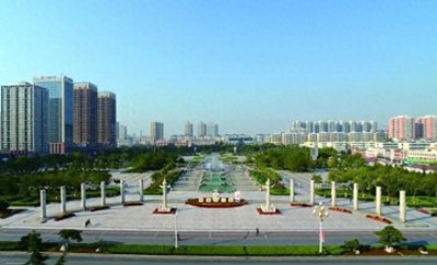 ​济宁主城区消失已久的太东大市场变身停车场，“新马太”已成回忆