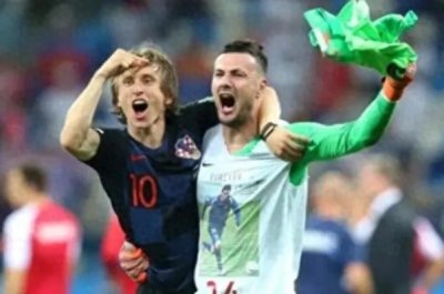 ​克罗地亚门将不顾国际足联禁令意图再次掀起球衣！这时她拥抱了他