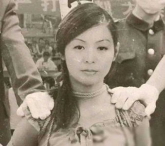 ​1983年，年仅25岁的“女流氓”翟曼霞跪在刑场等待被枪决，