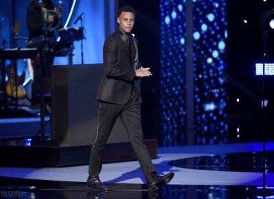 ​库里职业生涯薪资与数据