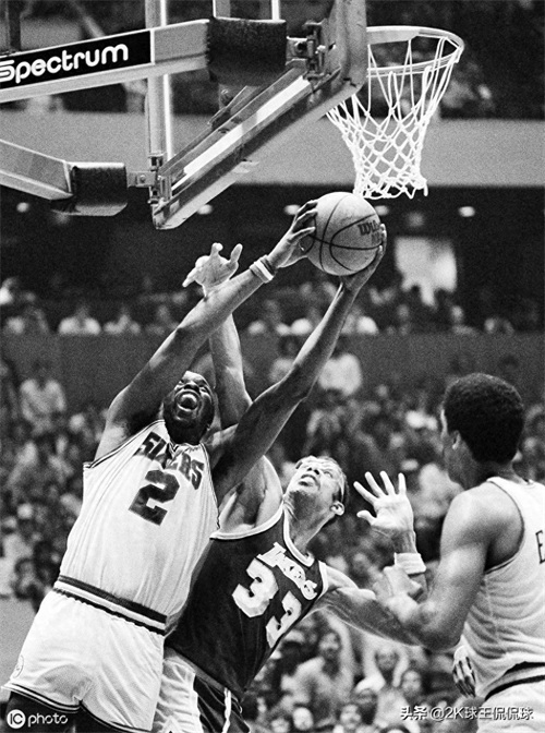 他是最伟大中锋之一，更是著名篮板球大王！摩西·马龙有多强？