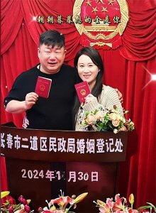 ​赵本山爱徒董三毛结婚了！单身5年没公开，大儿子和新妈合照亲昵
