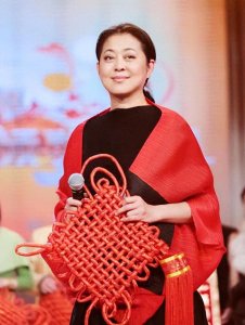 ​64岁倪萍：苍老憔悴依然忙碌，坚决不移民，担心继子的婚恋