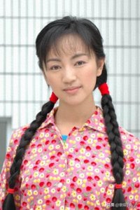 ​罗海琼：37岁嫁给华谊总裁，婚后连生两女，如今一家四口其乐融融