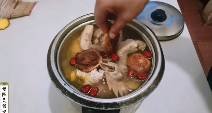 清炖鸡怎么炖（原味清炖鸡汤正确做法技巧）