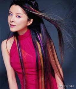 ​撞脸舞蹈家周洁，六上春晚为爱剪掉长发，歌手眉佳怎么销声匿迹了