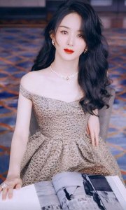 ​赵丽颖微信昵称曝光，引发粉丝开战，称故意吸杨幂的运势？