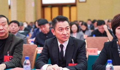 ​男神刘德华：62岁依旧容颜焕发，不输中年小伙，不愧是全民偶像！