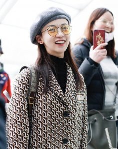 ​吴谨言否认恋情后首现身，格子衣配贝雷帽时尚有型，未修图也惊艳