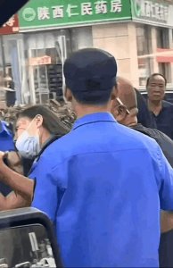 ​闹大了！陕西两女城管当街互殴拉扯衣衫不整，知情人透露事发原因