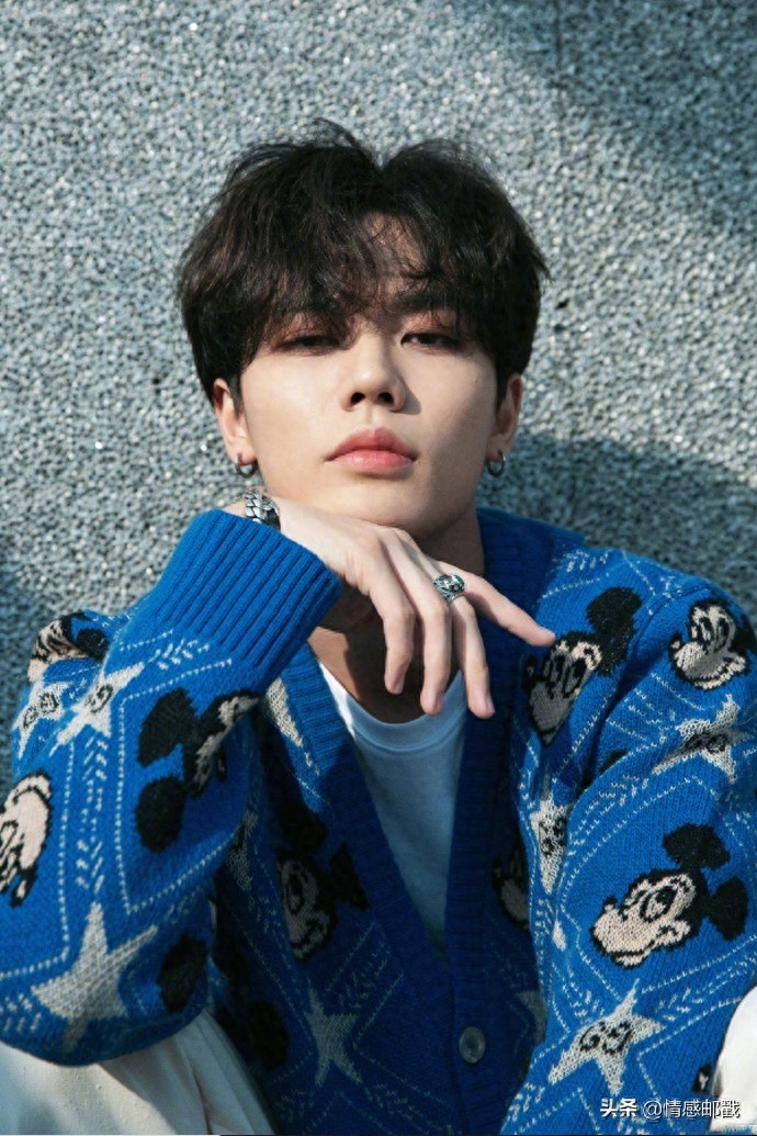 林彦俊街头黑衣酷帅风，衬衣深情款款男友风，刚柔并济的多变少年
