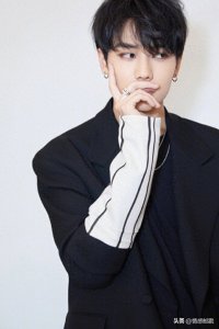 ​林彦俊街头黑衣酷帅风，衬衣深情款款男友风，刚柔并济的多变少年