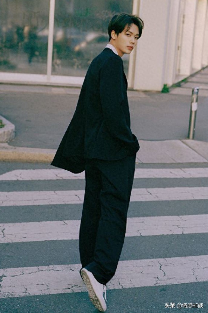 林彦俊街头黑衣酷帅风，衬衣深情款款男友风，刚柔并济的多变少年