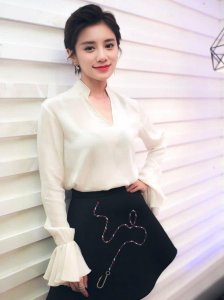 ​伊一穿得真有气质，一袭白裙简约还显瘦！