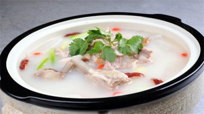 ​在这个冬天怎么能少了“山药炖羊排”给我们暖暖胃呢，简单做法