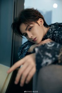 ​朱正廷发现被跟车怒拍视频曝光：要不要我妈给你们做个饭？