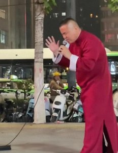 ​岳云鹏被德云社开除？街头献艺辨真假，跨时空在任贤齐演唱会抢镜