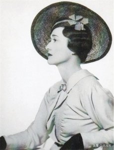 ​纵然是浑身珠宝也压不住辛普森夫人已经失意的心