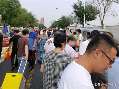 ​天津的一处早市以海鲜为主，就位于滨海新区，休息日人群络绎不绝