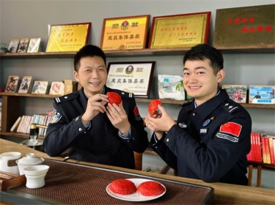 ​福建莆田：红团，国门印象“中国红”——莆田移民管理警察映照“红团”年味