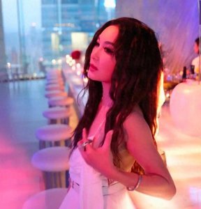 ​温碧霞出席活动时头发被蜡烛点燃着火