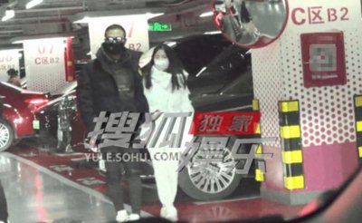 ​汪峰罕带二女儿外出购物，颜值首曝光五官似妈，父女关系略显生疏