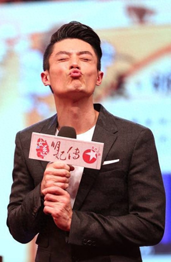 霍建华新年贺岁系列表情包—“别说话，吻我~”