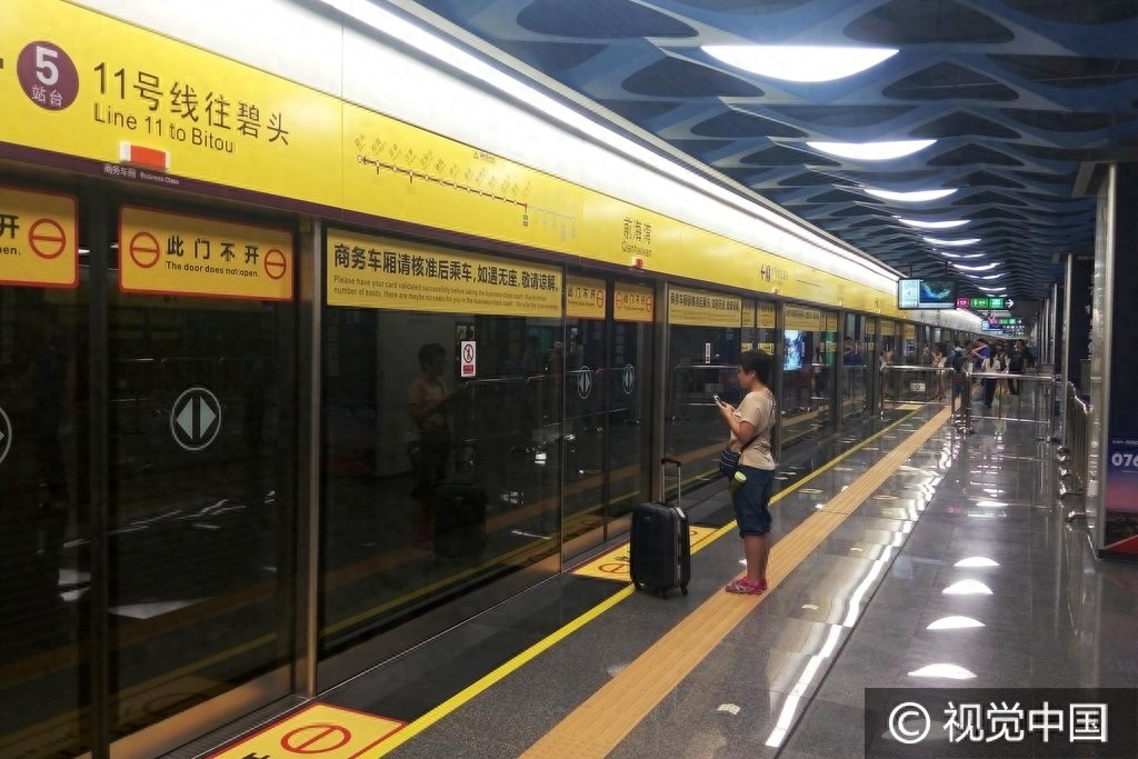 深圳地铁设商务车厢票价贵两倍，商务舱和普通舱呈“冰火两重天”
