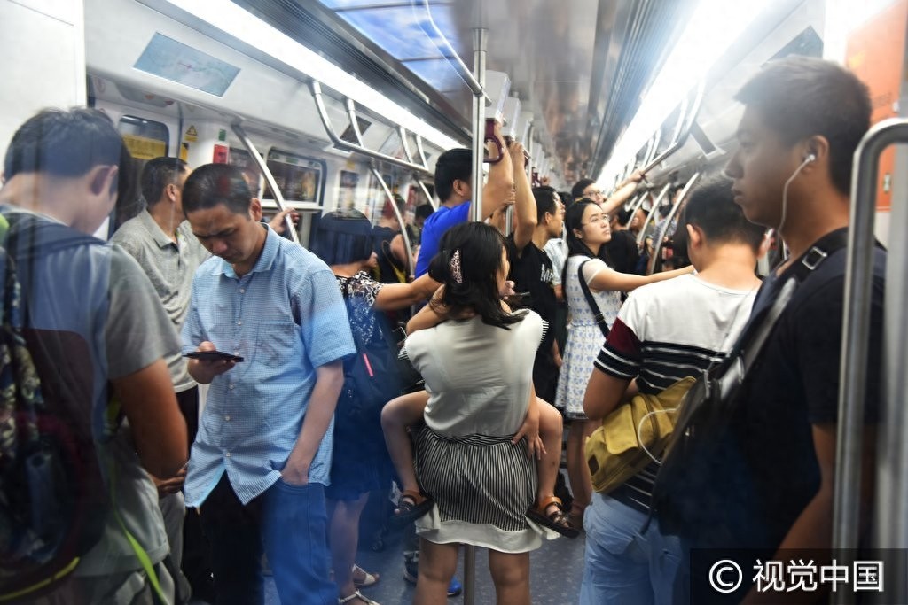 深圳地铁设商务车厢票价贵两倍，商务舱和普通舱呈“冰火两重天”