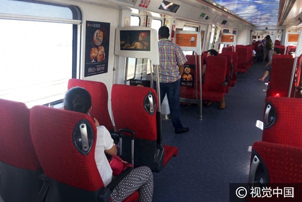 深圳地铁设商务车厢票价贵两倍，商务舱和普通舱呈“冰火两重天”