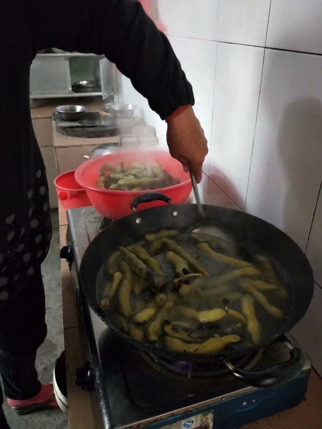 狗爪豆煮熟浸泡去毒过程