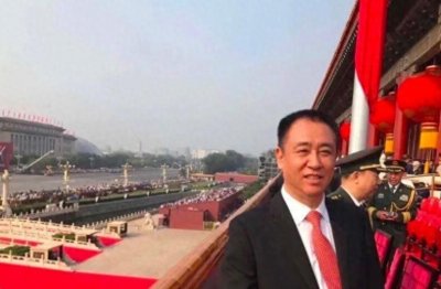 ​看看许家印在天安门城楼上的憨厚样子，怎么会沦落到现在的境地