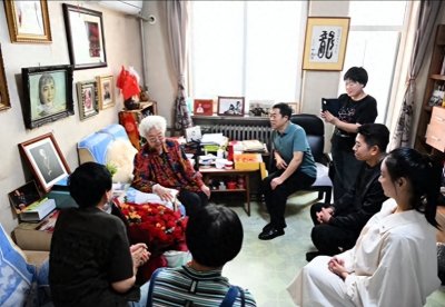 ​端午节将至，张凯丽慰问97岁田华，意外暴露老艺术家真实居住环境