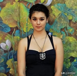 ​张铁林女儿张月亮：常年定居英国，精通四国语言，唯独不会说中文